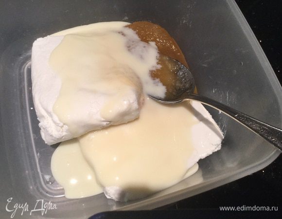 Для начинки смешайте творог, мёд и сгущённое молоко.