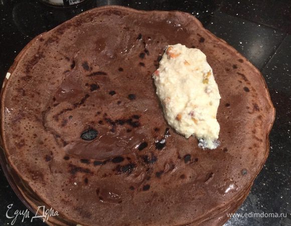 На каждый блинчик выложите по 1 ст. л. начинки, заверните конвертиком...