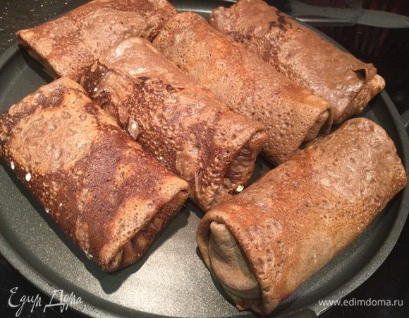 Положите начинённые блинчики на сковороду швом вниз и жарьте 2 минуты.