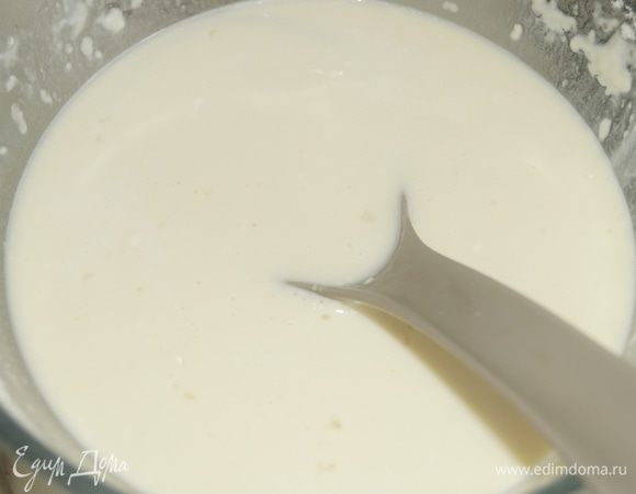 Для блинов в теплом молоке растворить соль и сахар, по одному добавить яйца и хорошо взбить. Влить масло, небольшими порциями всыпать муку, смешанную с разрыхлителем. Все хорошо взбить, чтобы не было комочков.