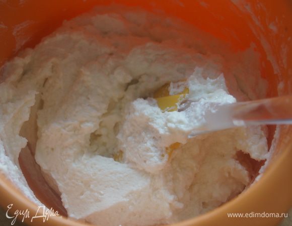 Для начинки: творог растереть с сахаром, по одному добавить яйца и хорошо перемешать до однородного состояния.