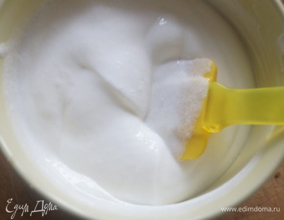 Для заливки: сметану смешать с сахаром.