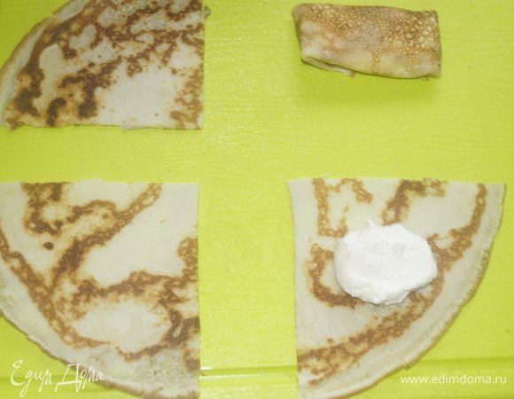 Берем один блинчик и режем на 4 одинаковых треугольника. На край выкладываем немного начинки и сворачиваем как голубец.