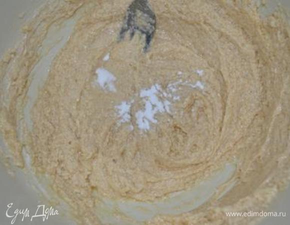 Добавить ванильный сахар, разрыхлитель и муку. Муки потребуется 125-150 г, в зависимости от жидкости теста. В итоге тесто не должно растекаться. Все хорошо перемешать до однородности.