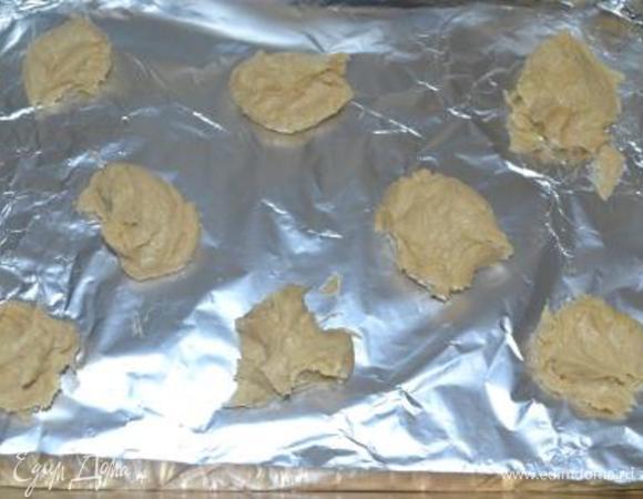 Столовой ложкой выложить тесто на противень, подальше друг от друга, чтобы в процессе запекания печенье не слиплось в единую массу. Поставить в духовку при температуре 180°C на 15-20 минут. Может быть и меньше времени для выпекания понадобится, зависит от духовки. Как только края подрумянились, можно доставать из печи. Центр печенья должен быть слегка влажным, он на воздухе уже застынет. Если передержать печенье, то оно будет твердым.