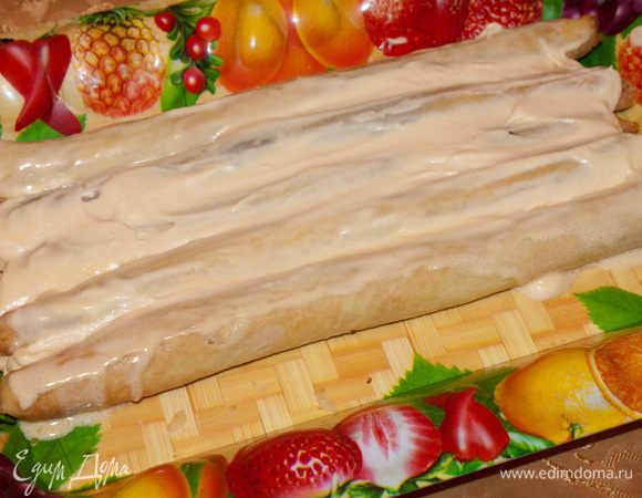 Обильно смазываем их кремом.