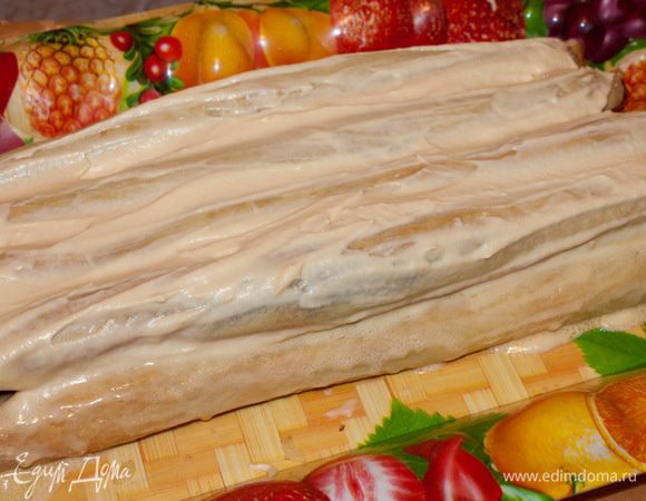 Сверху располагаем 4 (четыре) трубочки и снова смазываем кремом.