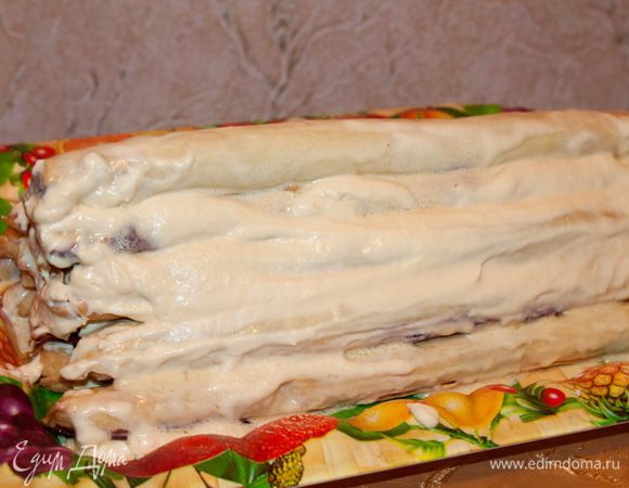 Сверху уложить 1 (одну) трубочку и все хорошо смазать кремом.