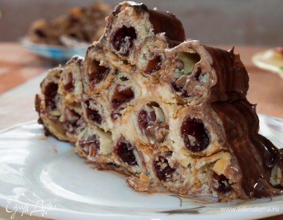 Получившийся торт ставим в холодильник примерно на 1 час.
Приятного аппетита!