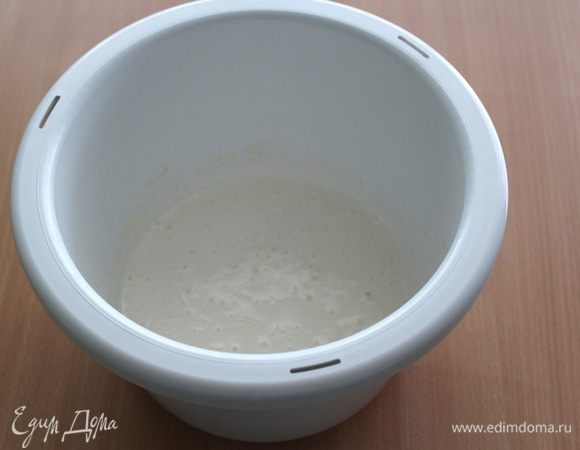 Яйцо взбить с сахаром, до белой пены.