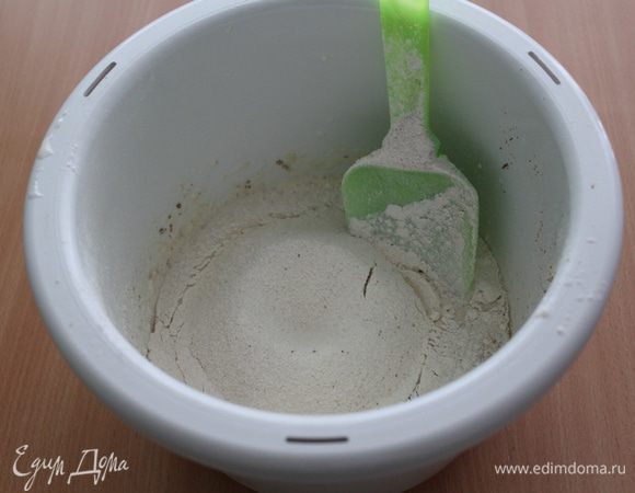 Сухую смесь добавить к яичной смеси, влить йогурт.