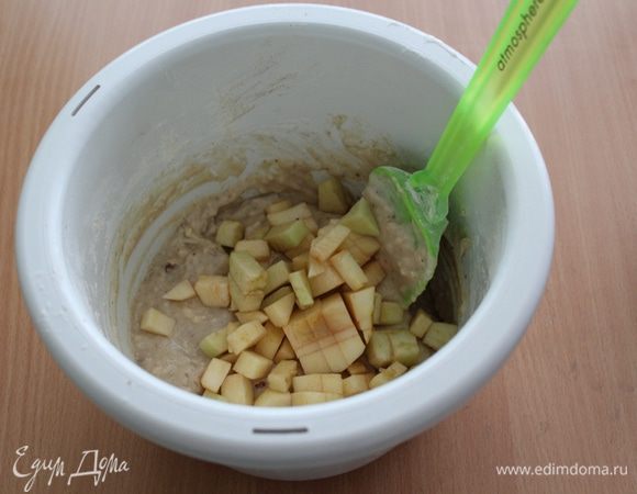 Добавить очищенные и порезанные на кубики яблоки (2 шт).
