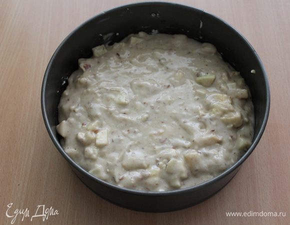 Выложить тесто в смазанную форму 20 см.