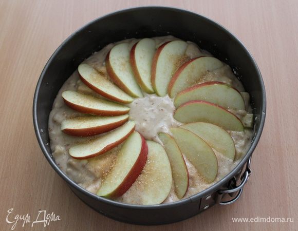 Сверху выложить дольки третьего яблока, посыпать коричневым сахаром.