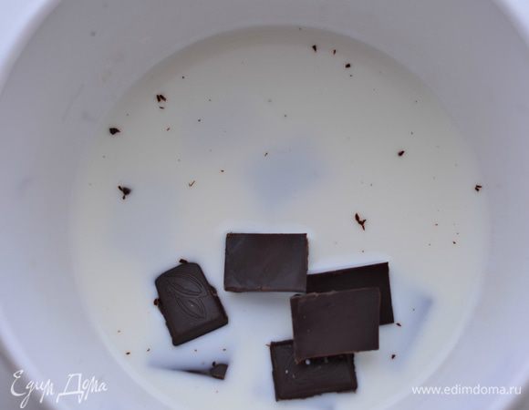 В 100 мл молока распустить шоколад (на водяной бане).
