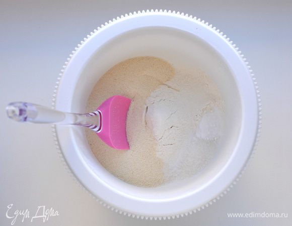 Смешать все сухие ингредиенты (соду погасить лимонным соком).