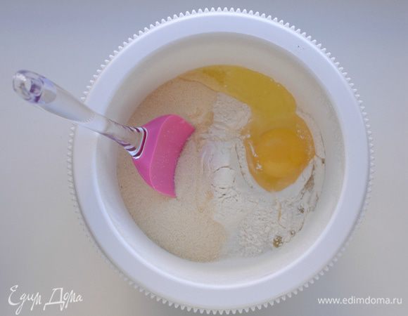 Добавить яйцо. Перемешать. Добавить теплую воду и масло. Взбить миксером. Тесто получается жидкое.