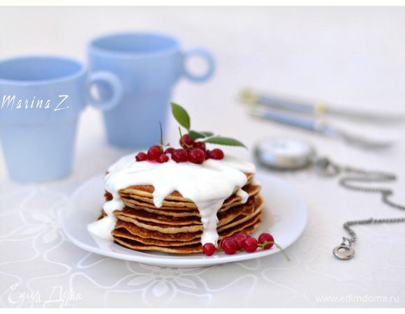 Для соуса соединить сметану с сахаром, слегка взбить венчиком. Украсить ягодами. Приятного аппетита!