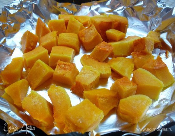 Тыкву нарежьте мелкими кубиками и запеките в разогретой до 190°C духовке в течении 30 минут до мягкости. Затем измельчите блендером в пюре.