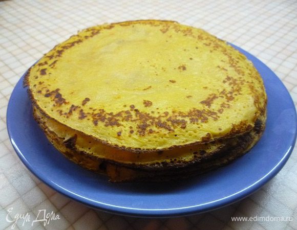 Сковороду смажьте растительным маслом и выпекайте блинчики. Они должны получиться не слишком тонкие.