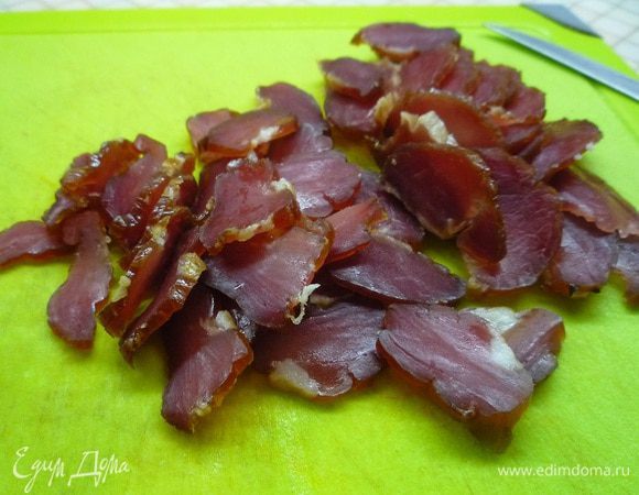 Грудинку нарежьте ломтиками.