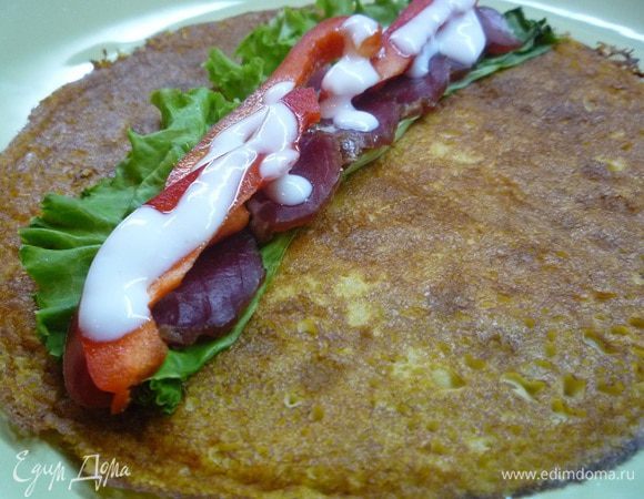 Полейте йогуртом и бальзамическим уксусом.