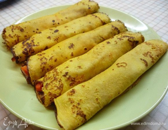 Каждый блинчик заверните в рулет.