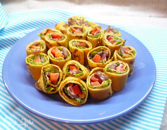 Нарежьте рулеты поперек на кусочки. 
Приятного аппетита!!! С Масленицей!!!