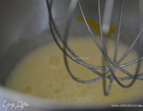 Разогреть духовку до 180°C.  
Застелить квадратную форму пищевой фольгой. Смазать маслом.
Растопить на медленном огне сливочное масло и капли шоколадные. Перемешать и дать остыть.
В миксере смешать яйца, сахар и ванильный экстракт на медленной скорости.