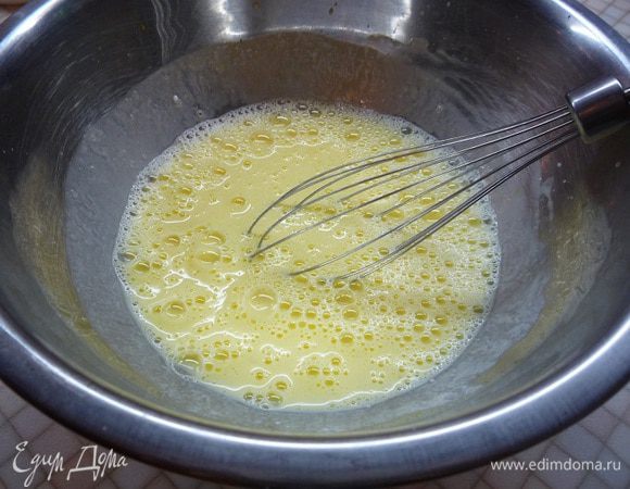 Взбиваем яйцо с молоком и кефиром, добавляем сахар, ванилин и перемешиваем до полного растворения сахара. Добавляем цедру лимона, затем вводим погашенную лимонным соком соду. 