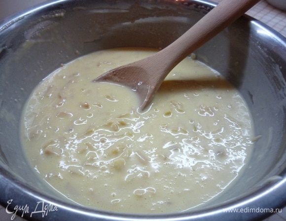 Вливаем растопленное сливочное масло, добавляем тертые яблоки и перемешиваем. Вмешиваем муку и разрыхлитель. Тесто должно получиться консистенции густой сметаны. Оставляем его на 30 минут.