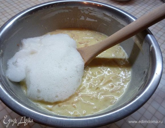 Взбиваем белки в густую пену и медленно вводим в тесто.