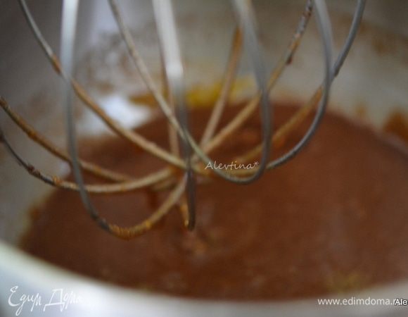 Добавить растопленный шоколад с маслом. Перемешать.