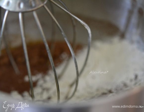 Просеять муку, какао, добавить в смесь, затем шоколадные капли.