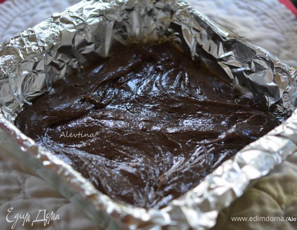 Выложить тесто в приготовленную форму разровнять.