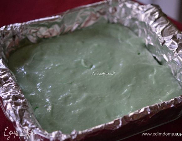 Начинку выложить поверх брауни. Проткнуть палочкой. Поставить в разогретую духовку на 45-50 мин.