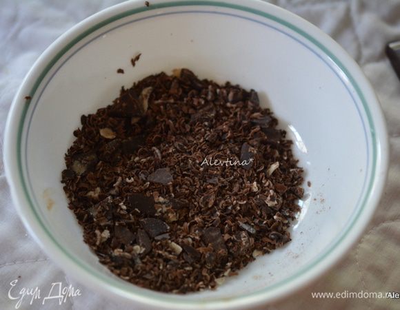Шоколад протереть на терке или поломать мелко.