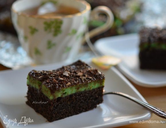 Достать брауни из духовки. Дать постоять слегка остынуть. Посыпать сверху тертым шоколадом с мятным вкусом. Разрезаем брауни на порции и подаем к столу. Приятного аппетита.