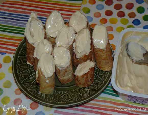 Наполняем «пенечки» мягким сыром. Тут дело вкуса — можно использовать и мягкий козий сыр, можно плавленный типа «Янтарь».