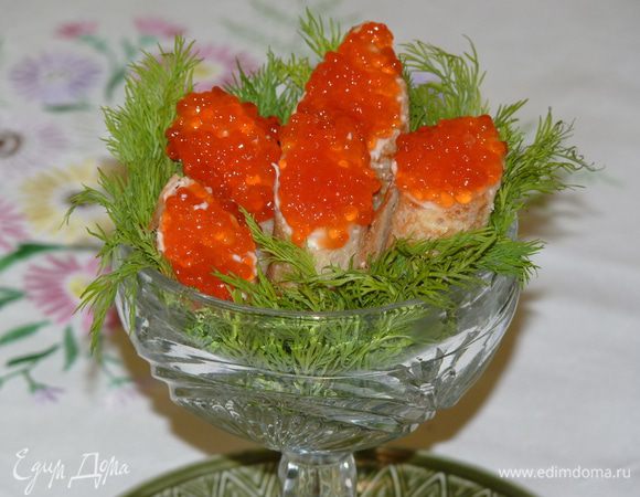 Сверху выкладываем икру, украшаем зеленью. «Пенечки» готовы, приятного аппетита!