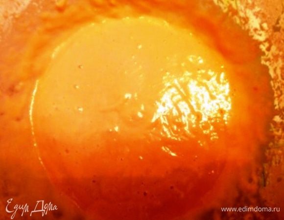 Добавить постепенно воду при этом тщательно мешать, чтобы не было комочков. Я воспользовалась миксером на данном этапе.