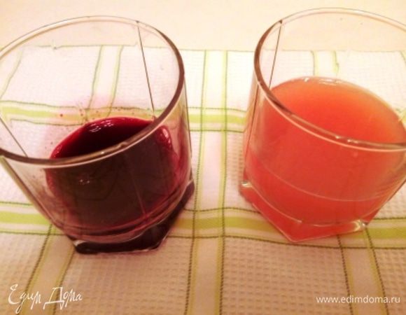 Теперь необходимо отжать сок из свежей свеклы и грейпфрута. Нам понадобится 2 ст.л. свекольного сока и 100 мл грейпфрутового.
