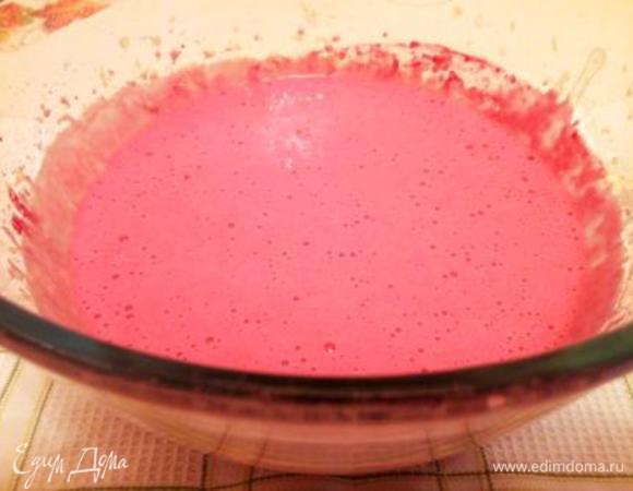 Полученный сок добавить в тесто, перемешать. Добавить соду и растительное масло-еще раз перемешать и дать постоять минут 20.