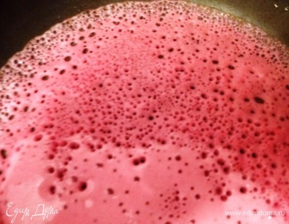 Через 20 минут тесто покроется мелкими пузырьками, можно приступать к непосредственной жарке блинчиков. Берем любимую сковородку, прогреваем, можно перед выпечкой первого блинчика смазать немного маслом, наливаем тесто, вот такие дырчатые они получаются, переворачиваем, жарим со второй стороны и все.