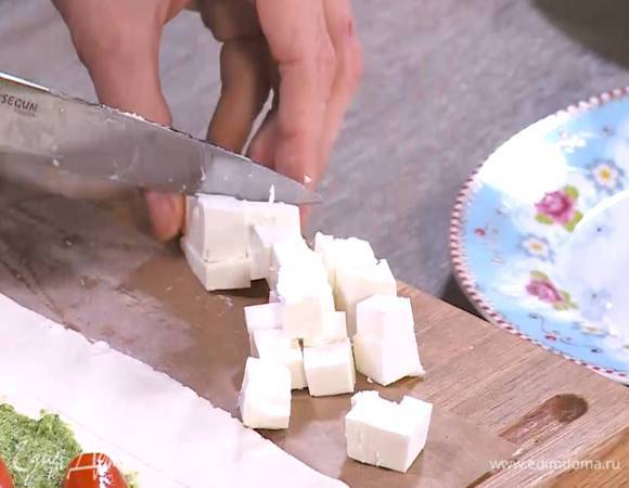Фету нарезать небольшими кубиками.