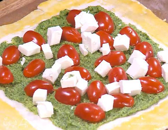 Желток перемешать с солью и смазать бортики теста.