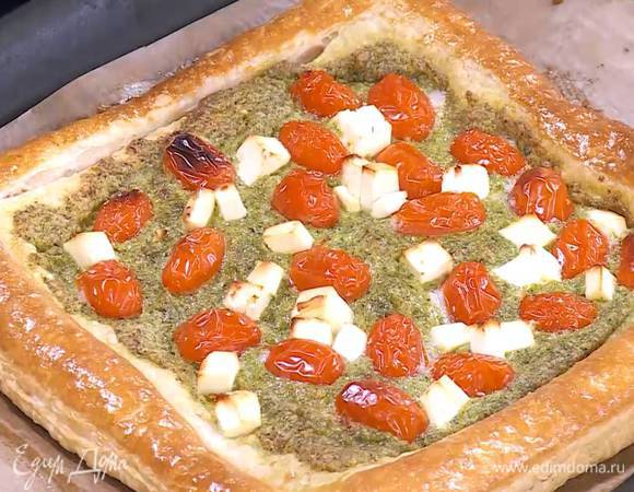 Выложить пирог на противень и выпекать в разогретой духовке 12‒15 минут, затем остудить.