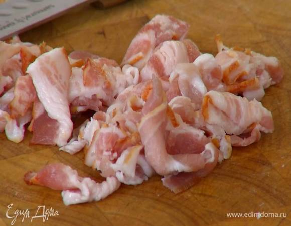 Грудинку мелко порезать.