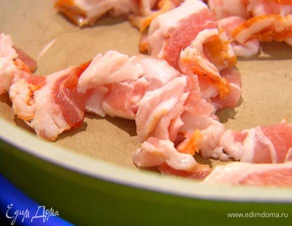 Разогреть сковороду и обжарить грудинку.