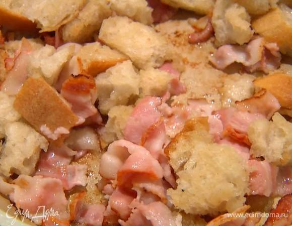 Хлеб порвать руками на неровные кусочки, добавить в сковороду с грудинкой и обжаривать до появления золотистой корочки.